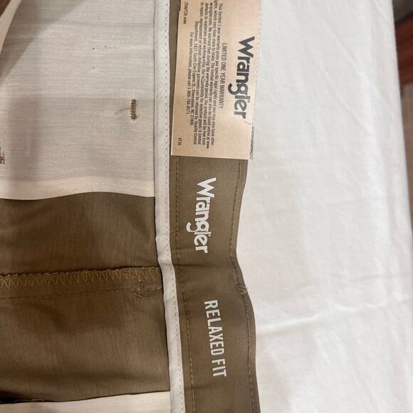 Men’s New Wrangler Riata Khakis pants - Picture 3 of 7